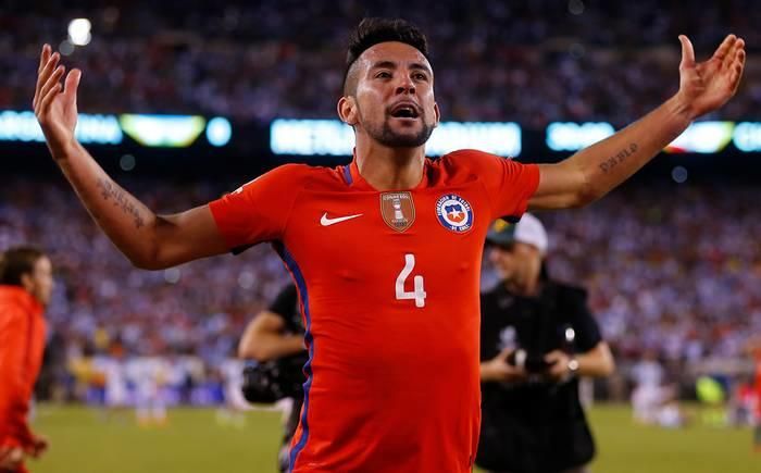El Valencia mueve ficha por Mauricio Isla, más cerca del Betis
