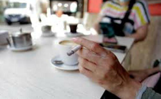 El Gobierno prohíbe fumar en la calle en toda España y cierra discotecas ante el avance de la COVID-19