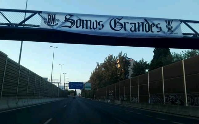 Pancartas en puentes, bufandas a estatuas... el sevillismo se reinventa
