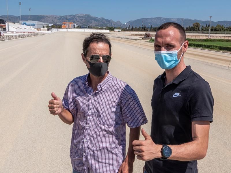 El atleta Toni Abadía desafía al caballo ?Variuso du Bouffey? en Palma