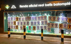 Pintadas de protesta por la segunda equipación del Betis