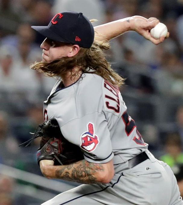 El abridor Mike Clevinger cambia a los Indios por los Padres