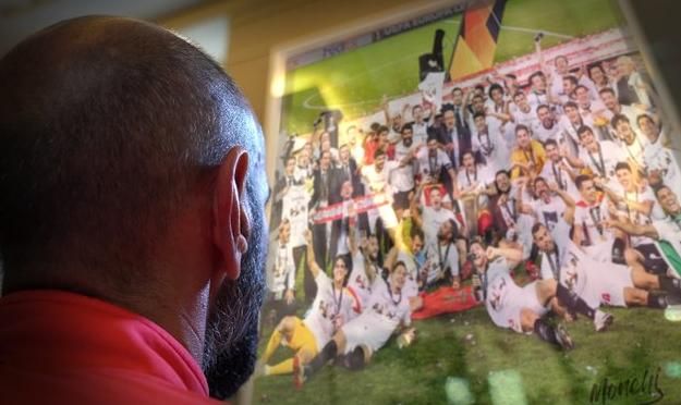 Monchi vuelve a coger el pincel y sus primeras trazas causan sensación