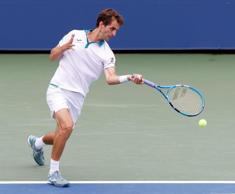 Tsitsipas se exhibe ante Ramos y pasa a segunda ronda