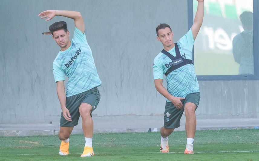 Álex Moreno, entre la ilusión de Pellegrini y los objetivos de la temporada