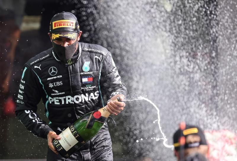 Hamilton llega triunfal al santuario de Ferrari, con la 'Scuderia' en crisis