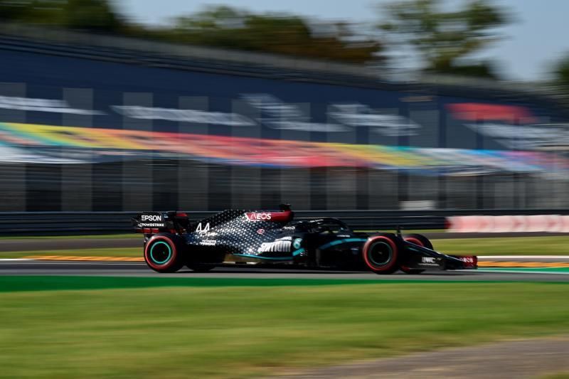Hamilton y Mercedes dominan en la vacía casa de Ferrari