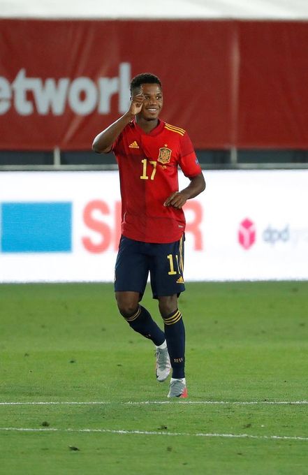 España golea con exhibición de Ansu y doblete de Ramos