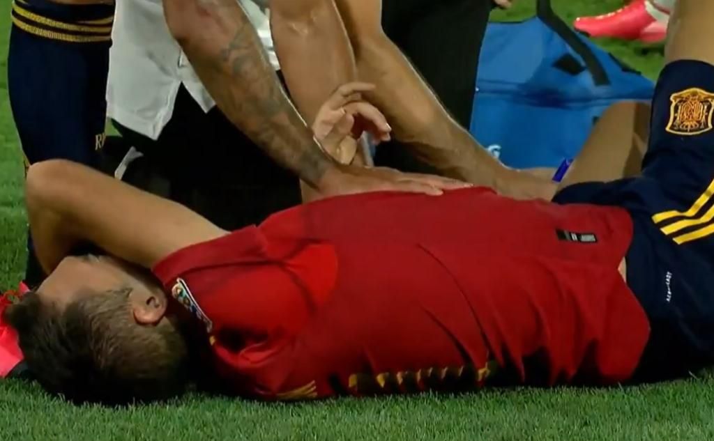 Pleno de los internacionales sevillistas, con cara y cruz para Reguilón