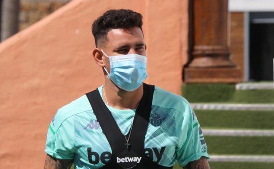 Sanabria adelanta por la derecha a Loren en el Betis