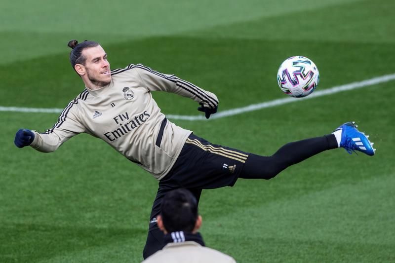 Bale regresa tocado de una rodilla a Valdebebas