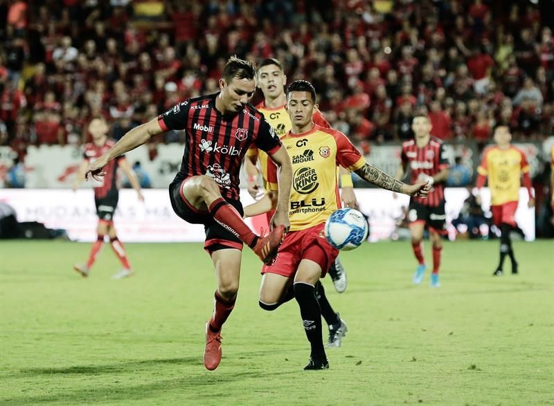 Alajuelense quiere seguir líder del fútbol en Cosa Rica y el Saprissa vuelve tras una cuarentena