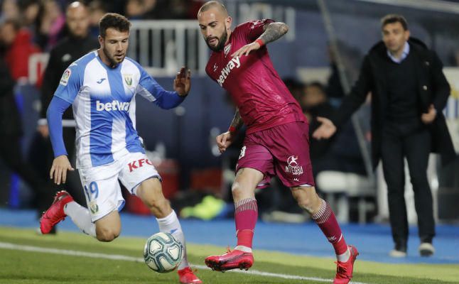 La salida de Aleix Vidal, pendiente de una exigencia sevillista