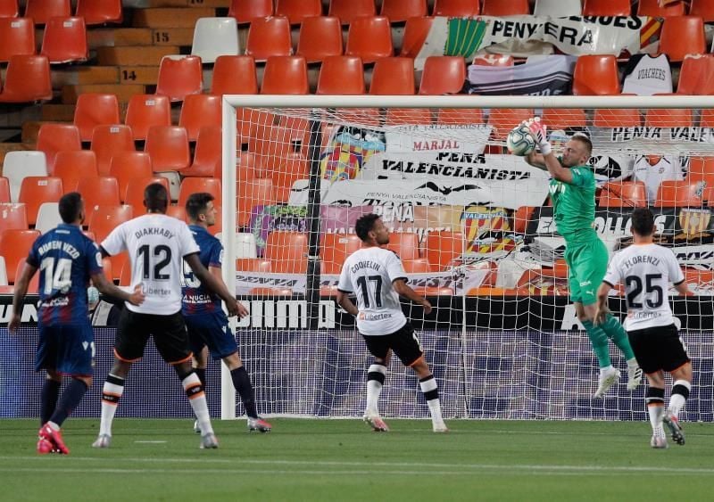 El Valencia y el Levante abren la Liga con un derbi tras un verano opuesto