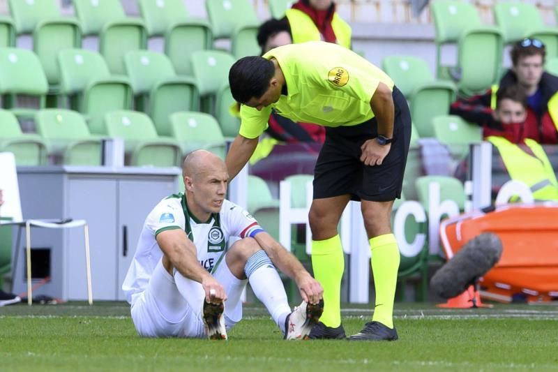 Robben se retira lesionado en su primer partido con el Groningen