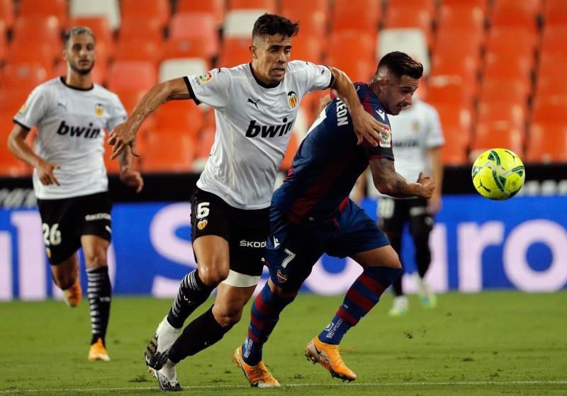 4-2. El Valencia remonta el derbi con holgura