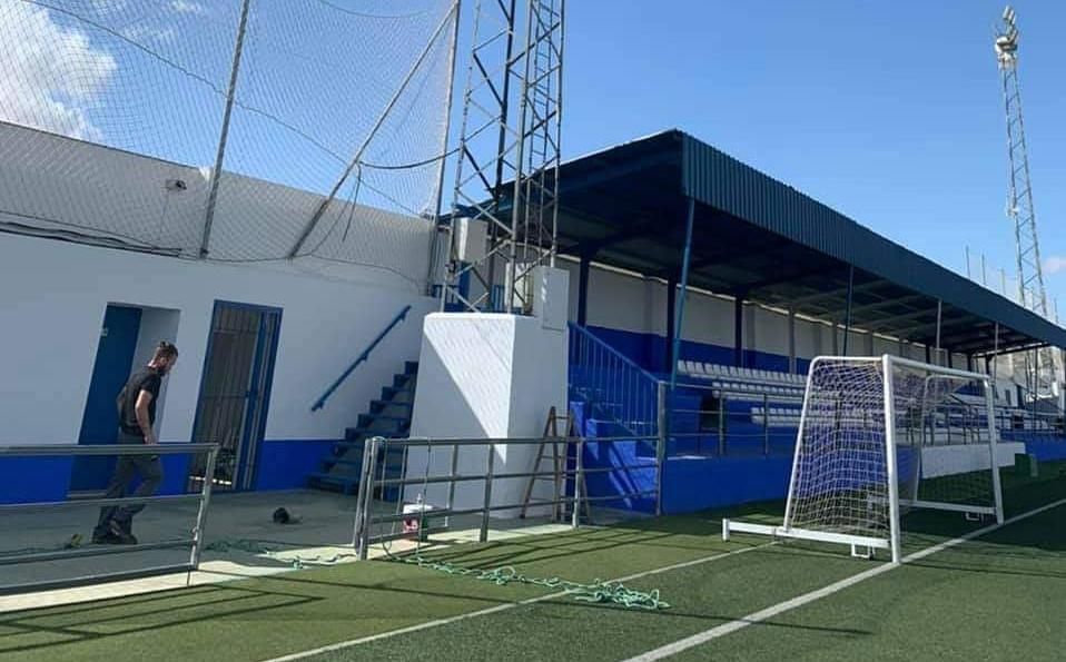 El Estadio José Candelario de Badolatosa 'recupera' la luz
