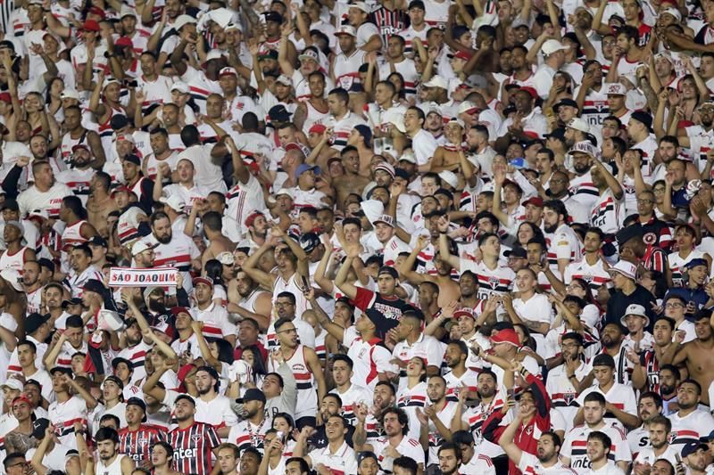 El Gobierno de Bolsonaro avala la vuelta de aficionados a los estadios de Brasil