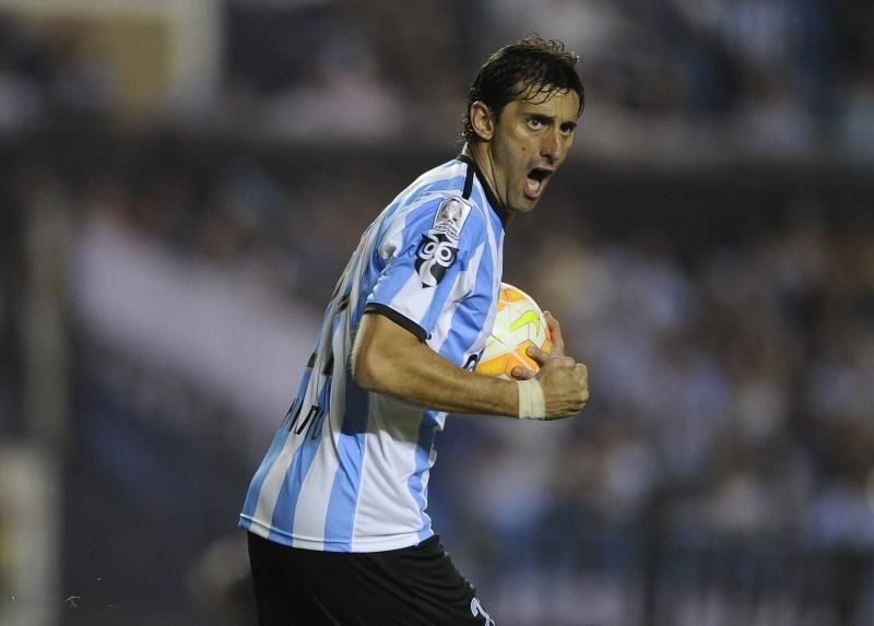 Diego Milito, de golear en Europa a buscar talento para el Racing argentino