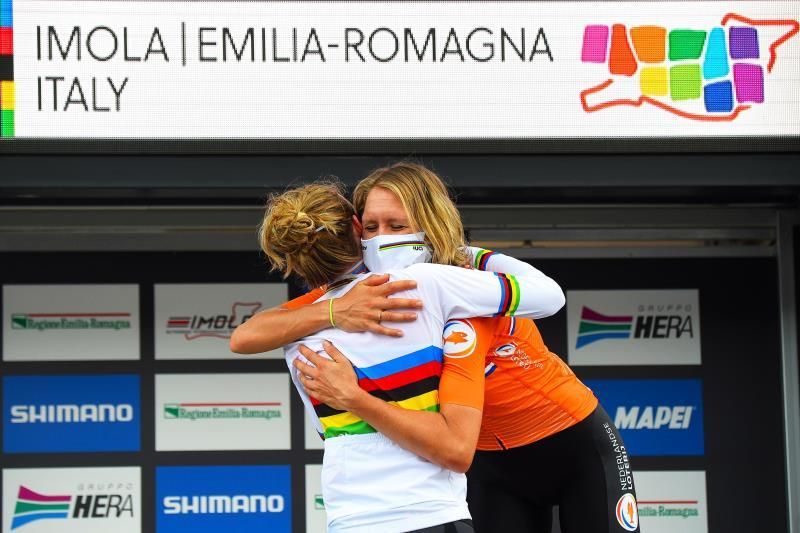 Van der Breggen aprovecha una caída de la campeona Dygert para lograr el oro