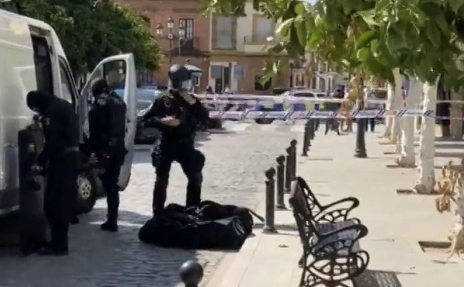 Despliegue policial en Coria del Río (Sevilla) por un varón atrincherado que amenazaba con usar armas de fuego
