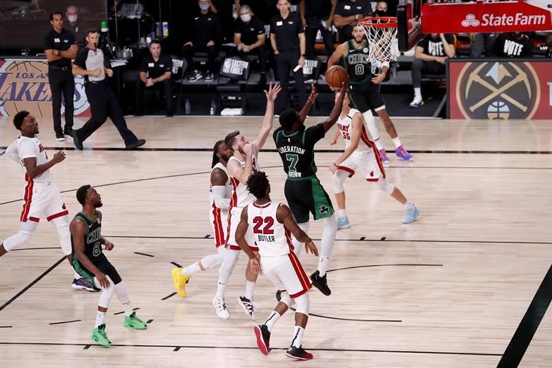 121-108. Tatum y Brown evitan la eliminación de los Celtics y fuerzan el sexto partido ante los Heat