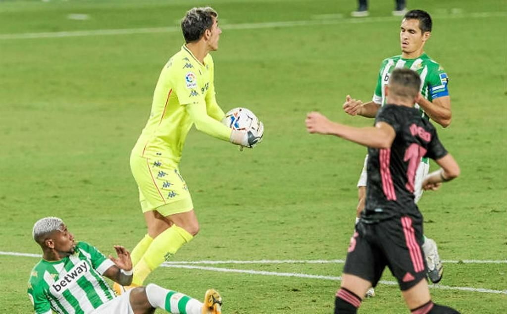 Joel carga contra el árbitro