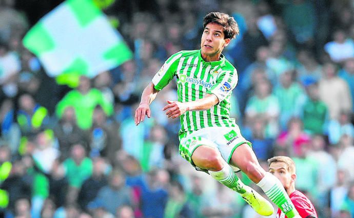 A Lainez se la abre una opción para salir