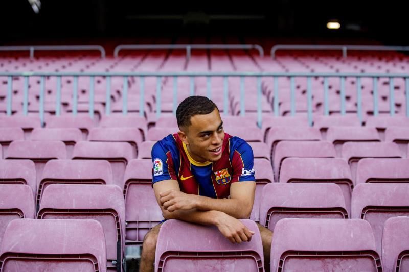Sergiño Dest firma con el Barcelona para las próximas cinco temporadas