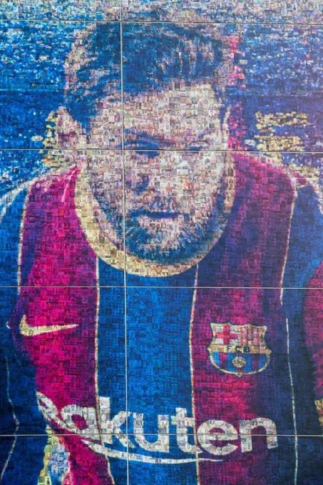 El Camp Nou luce nueva fachada con fotos de aficionados de todo el mundo