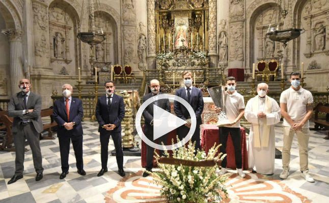 Ofrenda ante la Virgen de los Reyes con una 'invitada' muy especial