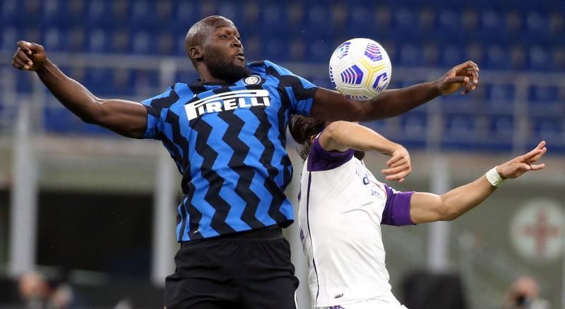 Lukaku se impone a Banega como mejor jugador de la Europa League y se acuerda del Sevilla