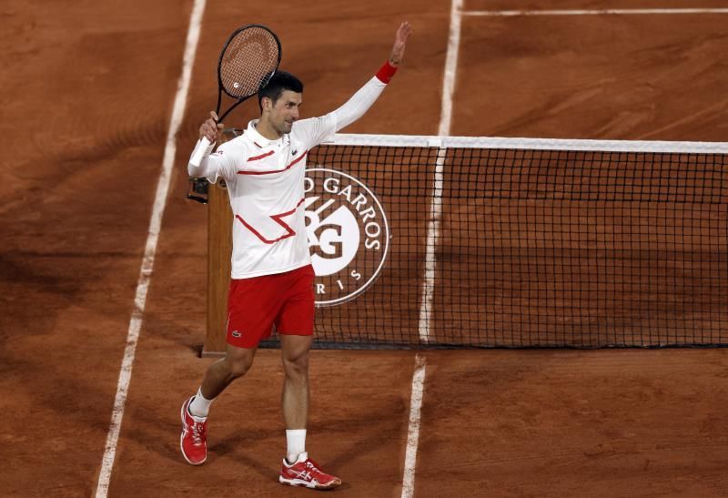 Djokovic barre al colombiano Galán y supera en triunfos en París a Federer