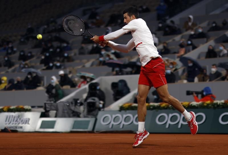 Djokovic y Tsitsipas avanzan en Roland Garros, donde naufraga Berrettini