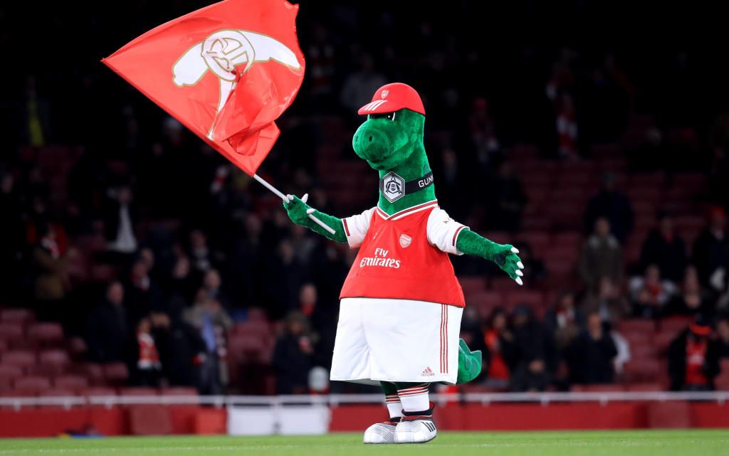 Özil salva a la mascota del Arsenal