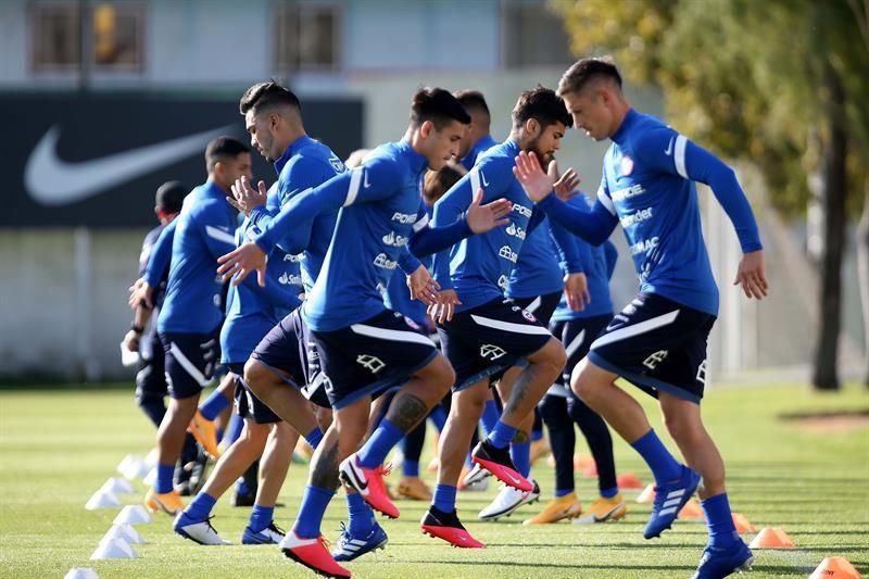 Chile prepara el choque contra Uruguay con importantes bajas defensivas