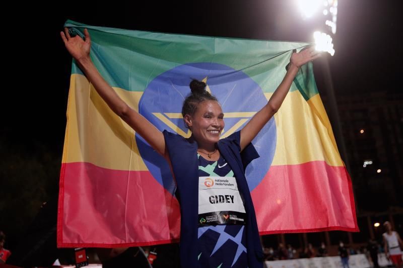 Gidey bate el récord del mundo de 5.000 metros en Valencia
