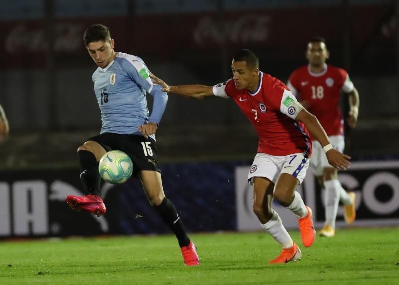 2-1. Maxi Gómez salva los muebles de Uruguay ante un aguerrido Chile
