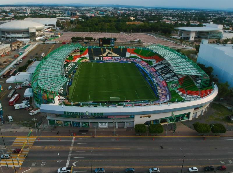 Aficionados impiden toma de posesión de estadio del León por nuevos dueños