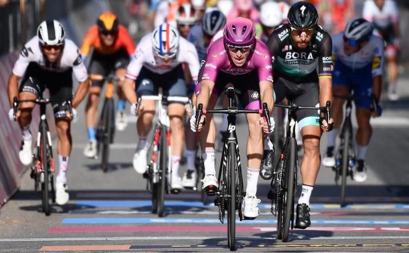 Démare prolonga su monólogo con un triplete y Almeida sigue de rosa