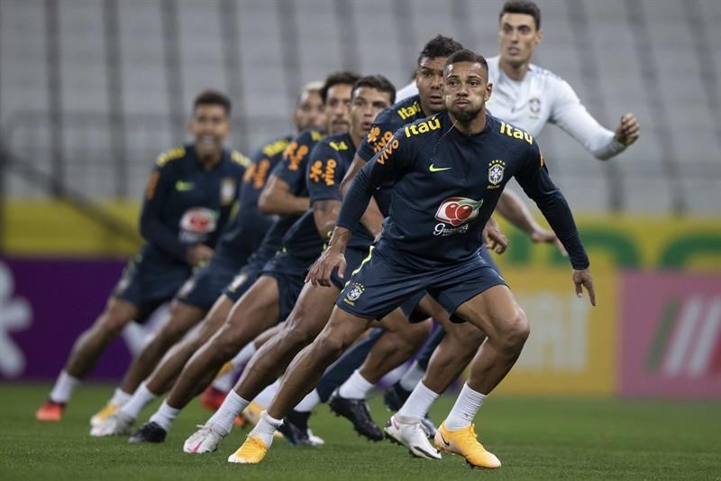 Neymar se recupera y saldrá de inicio ante Bolivia