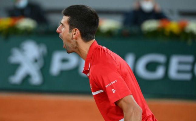 Djokovic evita la remontada y vence a Tsitsipas para desafiar al español