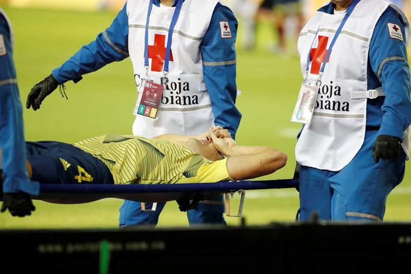 Santiago Arias, sustituido tras sufrir una terrible lesión en un tobillo