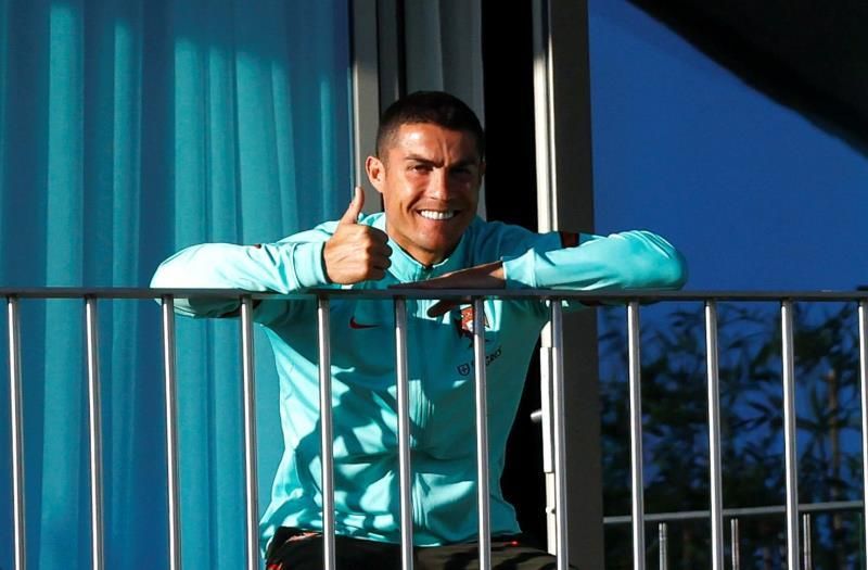 Cristiano sigue el entrenamiento de Portugal desde la terraza de su habitación