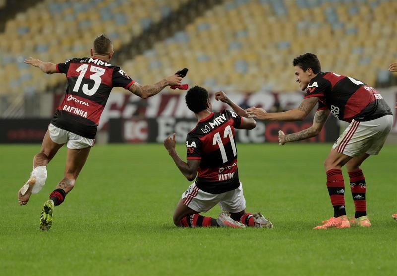 Flamengo vence de remontada y alcanza al Atlético Mineiro en la cima del fútbol en Brasil