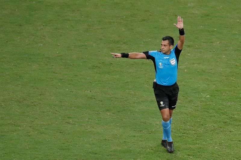 Reúnen 225.000 firmas en 12 horas contra el árbitro chileno del Perú-Brasil