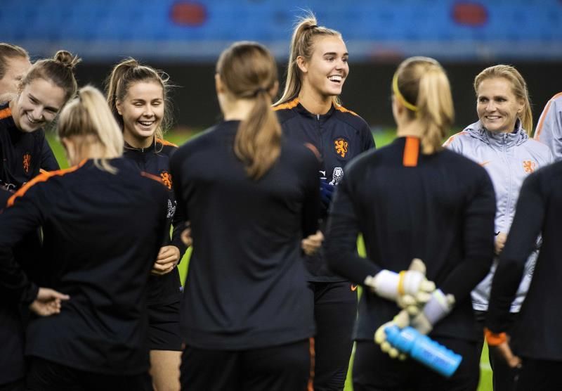 Países Bajos rectifica y reanudará la liga femenina de fútbol