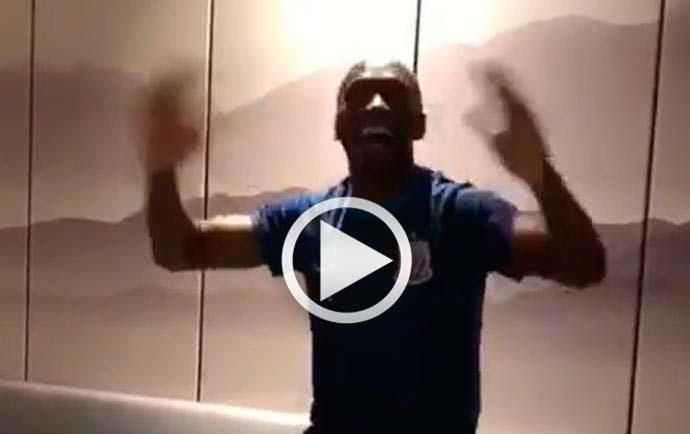 Con el himno del Sevilla, cantando a voces... así se entrena Mbia en China