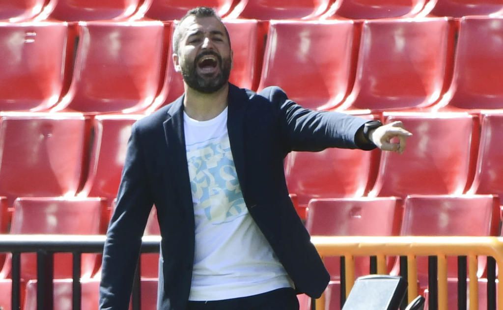 Diego Martínez: "Al Sevilla es difícil ganarle con once y con diez"