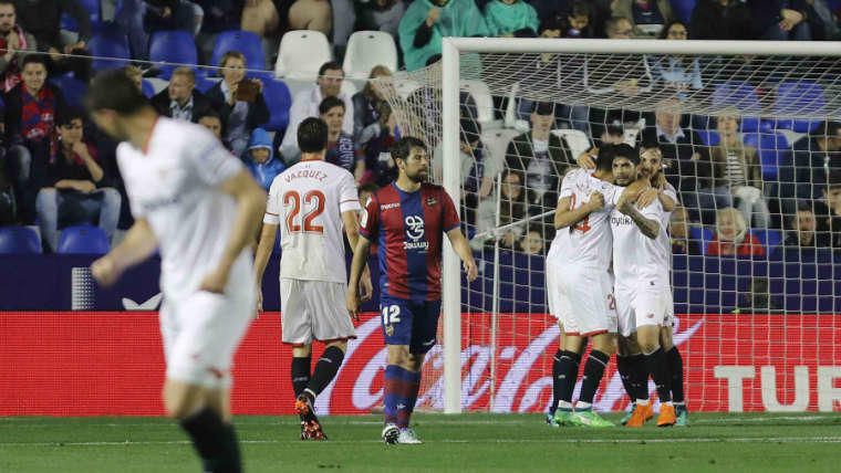 Carlos Fernández, titular con el Sevilla FC dos años y medio después